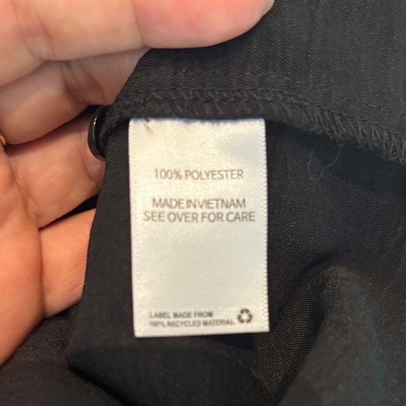 Classic Black Sleeveless Button-Down Shirt - Picture 5 of 9